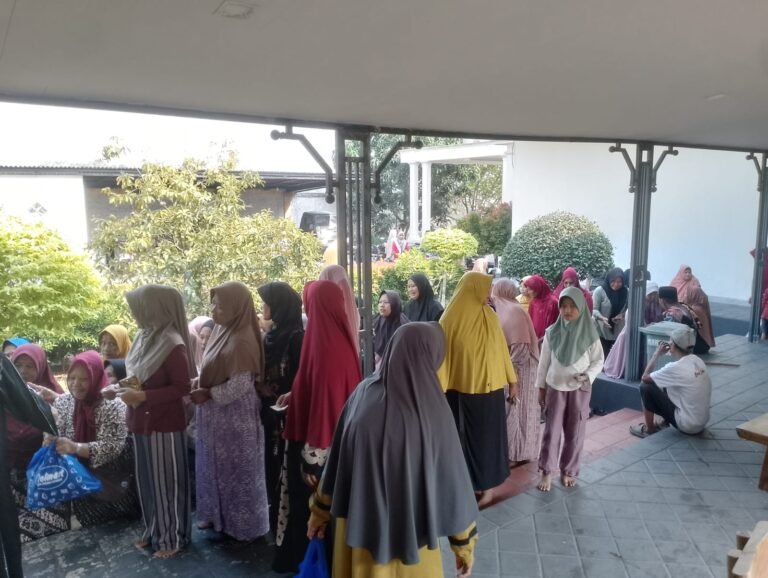 Ponpes Al-Hikmah El Ali Cinding Pendawa Kresek Hadirkan Senyum Lewat Santunan Anak Yatim dan Janda Dhuafa