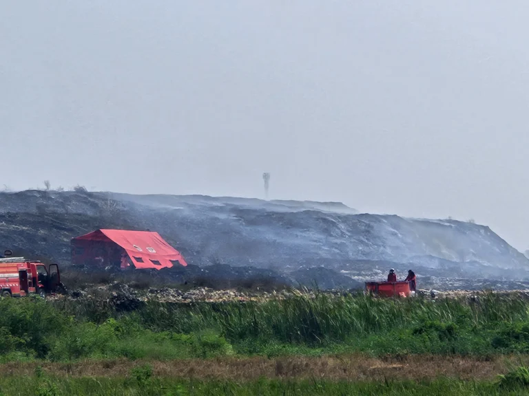 Dikepung Asap Kebakaran dan Bau Menyengat TPA Jatiwaringin, Warga Sekitar Minta Relokasi