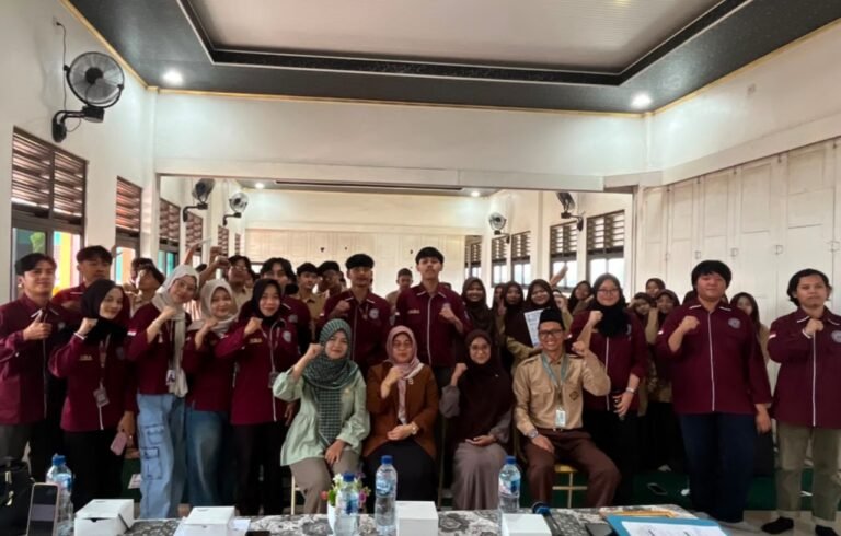 Cegah Jeratan Pinjaman Online, KKM Kelompok 24 UNIBA Edukasi Pelajar SMA IT Ibadurrahman Lewat Gerakan “STOP Pinjol”